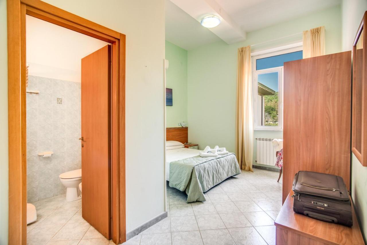 Villa Mg Hotel Santa Marinella Buitenkant foto
