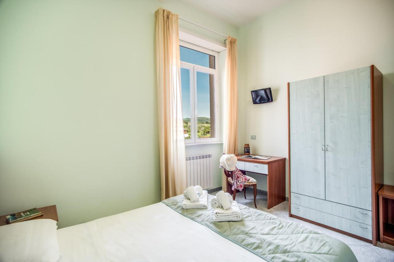 Villa Mg Hotel Santa Marinella Buitenkant foto