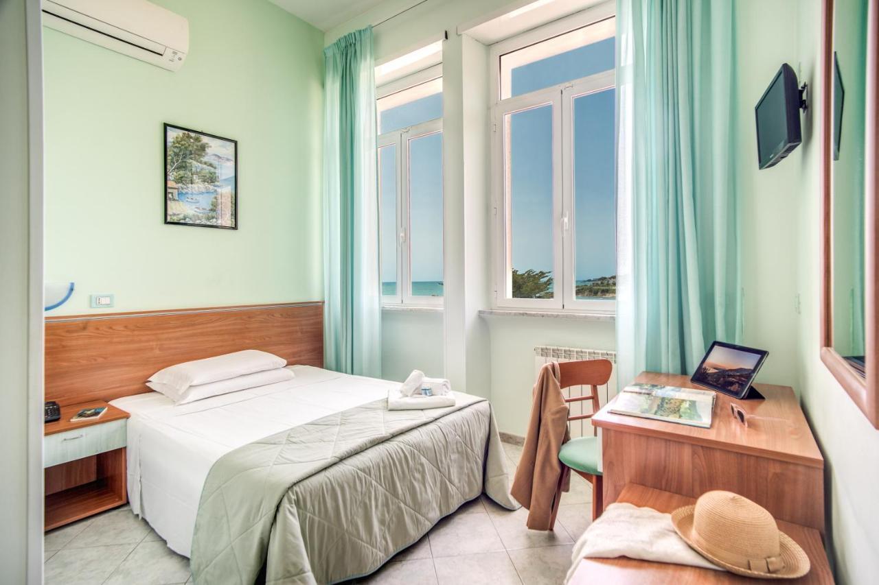 Villa Mg Hotel Santa Marinella Buitenkant foto