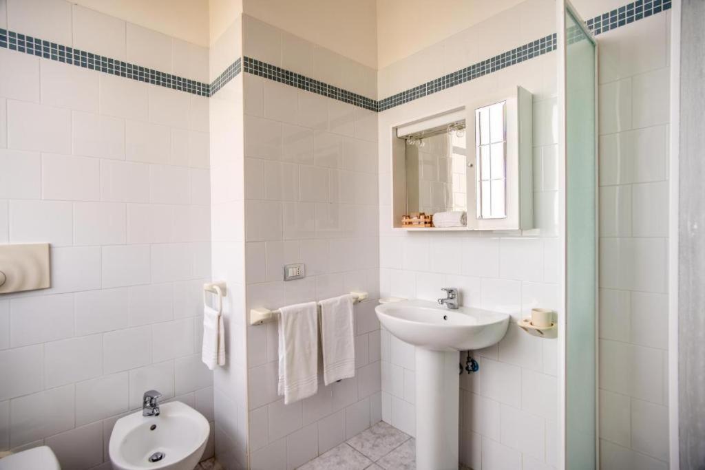Villa Mg Hotel Santa Marinella Buitenkant foto