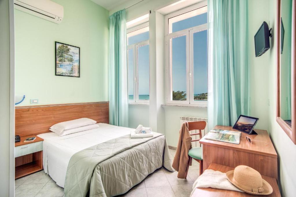 Villa Mg Hotel Santa Marinella Buitenkant foto