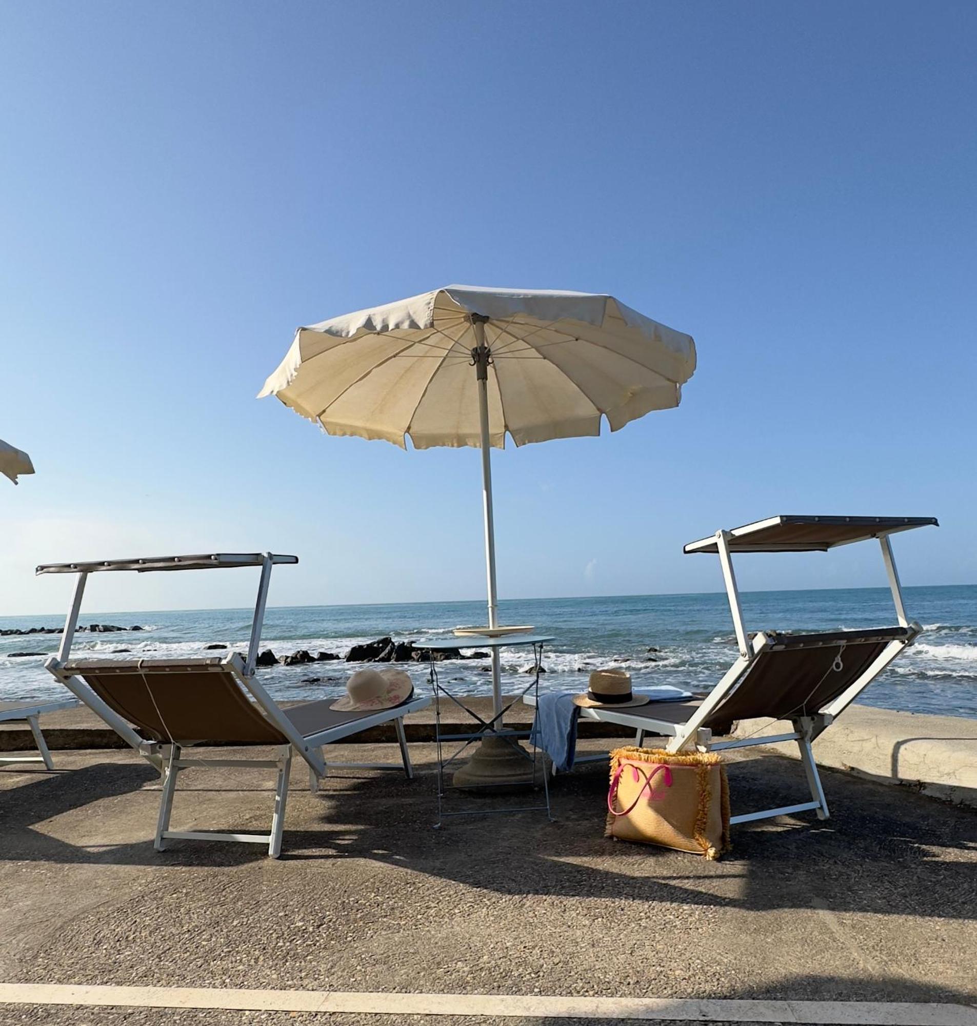 Villa Mg Hotel Santa Marinella Buitenkant foto